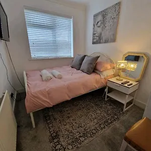  Holiday home Lovely 3 Bedroom House Free Parking United Kingdom